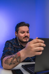 Chico con barba frente al ordenador 