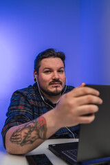 Chico con barba frente al ordenador 