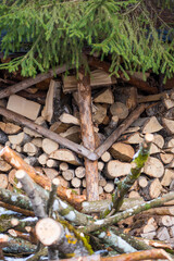 Structure or pile composed of blocks, pieces or logs of wood in winter or spring with snow. The art of stacking wood for drying and storage, vertical