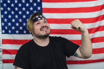 Chico con bandana de la bandera de estados unidos frente a la bandera americana