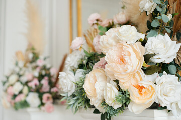 Wedding decorations with flowers. Beautiful flower composition in classic interior. Decoration of a banquet at a wedding with flowers..