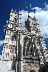 Fototapeta na wymiar Front of Westminster Abbey with blue Sky and White Clouds