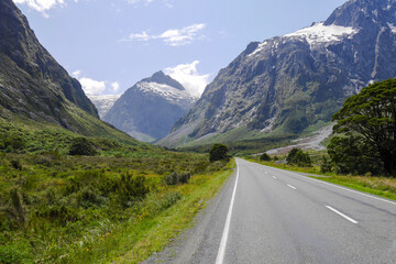 Naklejka premium Straße in den Bergen, ‎⁨Fiordland National Park⁩, ⁨Neuseeland⁩
