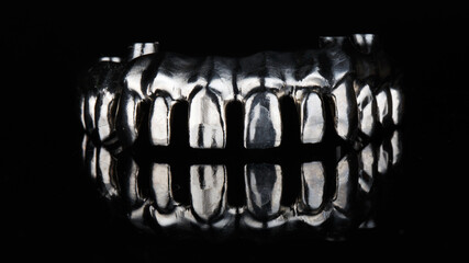 titanium dental bar of the upper jaw on black glass with reflection © Dental Pro Content