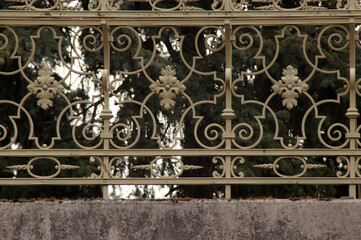 Metallgitter &uuml;ber Garagentor