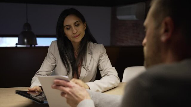 Empresaria y trabajador en Sala de Reuniones