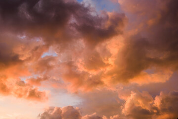 Obraz premium Colorful beautiful sunset with the orange cloud background
