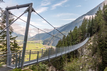 Fototapeta na wymiar Hängebrücke im Ötztal