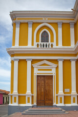 Obraz premium entrance to the yellow house in Nicaragua with wooden door