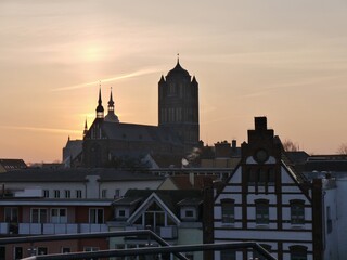 Skyline von Stralsund im Abendrot