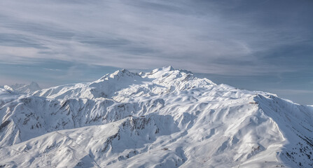 Fototapeta na wymiar Paysage de Montagne en station de ski de La Toussuire, vue sur les Sybelles de bon matin au levé du soleil