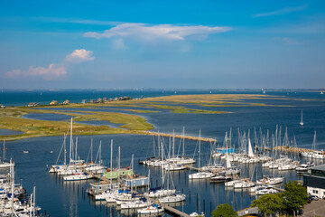 Blick auf den Yachthafen  und auf das Naturschutzgebiet der Halbinsel Graswarder in Heiligenhafen an der Ostsee