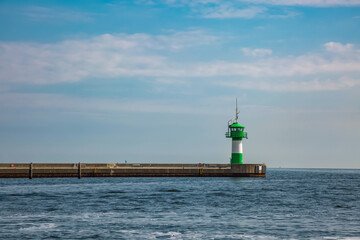 Fototapeta premium Grün-weisser Leuchtturm in Travemünde an der Ostsee