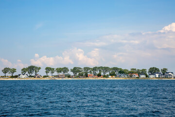 Obraz premium Strand mit Ferienhäusern Fehmarnsund auf Fehmarn an der Ostsee