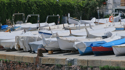 Un gruppo di barche tirate in secca in un porto.