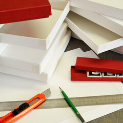 Cajas de cartón para regalo con azulejos. Estuches de cartón. Cuter, regla metálica y portaminas