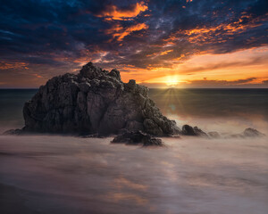 hermoso atardecer en el mar con nubes espectaculares 