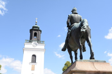 Obraz premium Reiterstandbild und Kirche in Elsjö, Schweden