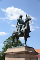 Obraz premium Reiterstandbild und Kirche in Elsjö, Schweden
