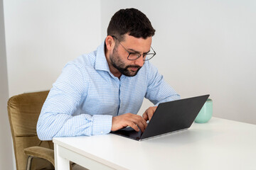 Imagen de un hombre trabajando desde casa debido a la pandemia del coronavirus