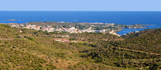 Les maisons blanches du  village de Cadaques sur la côte aride de la Catalogne.