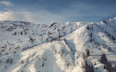 Fototapeta na wymiar Paysage de montage enneigée dans la vallée perdue à la Toussuire dans les Alpes Françaises