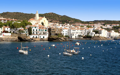 Fototapeta na wymiar Cadaqués, petit port aux maisons blanches sur le littoral de Catalogne.