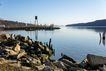 Hastings on Hudson, NY - USA - Mar. 20, 2021: Landscape view of MacEachron Waterfront Park, on the Hudson River in Westchester, NY. - obrazy, fototapety, plakaty