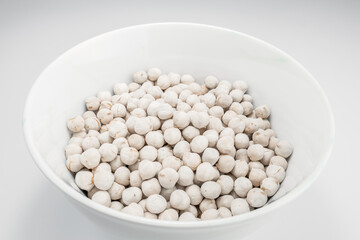 White chickpeas standing in white bowl