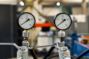 Pressure gauge on the control panel of the hydraulic station.