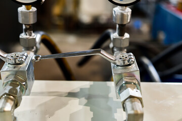 Pressure supply valve for the manometer on the control panel of the hydraulic station.