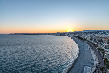 Coucher de soleil sur la baie des anges à Nice sur la Côte d'Azur