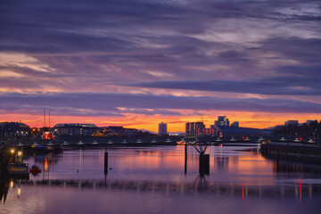 Naklejka premium Amazing view of the River Clyde and sunset sky, Glasgow, Scotland