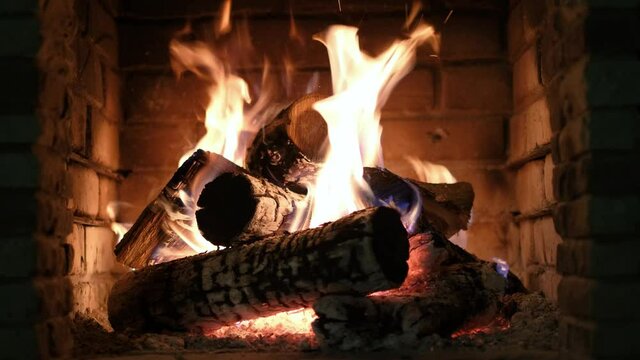 Cozy relaxing fireplace with crackling sounds. UHD TV screensaver. Video for meditation.