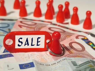 game figure with a key ring with the inscription "SALE"