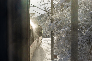 Zimowa podróż pociągiem, śnieg