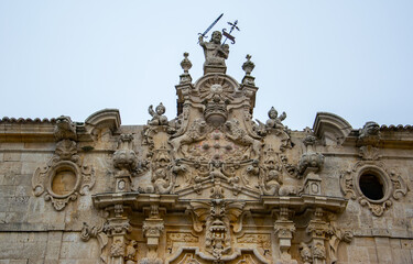 Fototapeta na wymiar Detalle del remate escultórico de la fachada del monasterio de Uclés, España