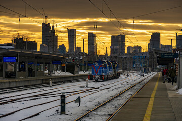 Stacja Warszawa Wschodnia na tle panoramy Warszawy