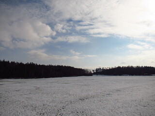 Schnee auf Feld