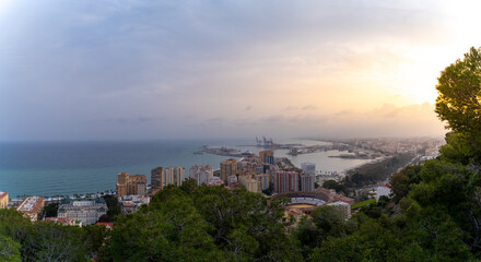 Fototapeta na wymiar Panorámica de la ciudad de Málaga desde el castillo de Gibralfaro al atardecer con el mar Mediterráneo