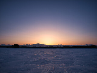 Naklejka premium 雪原と夕焼け