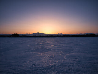 Naklejka premium 雪原と夕焼け