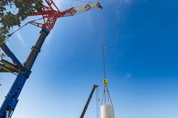 日本　風力発電用風車の組み立て作業中のクレーン作業