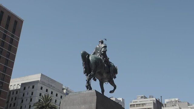 National Hero Jose Artigas statue on Plaza Independencia. With pigeons flying around