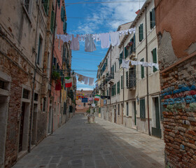 Fototapeta na wymiar clothes hung out to dry in venice
