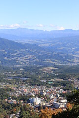 Fototapeta na wymiar 山に囲まれて小規模な街がある風景