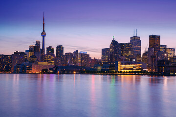 Fototapeta na wymiar Toronto's colourful and vibrant night skyline