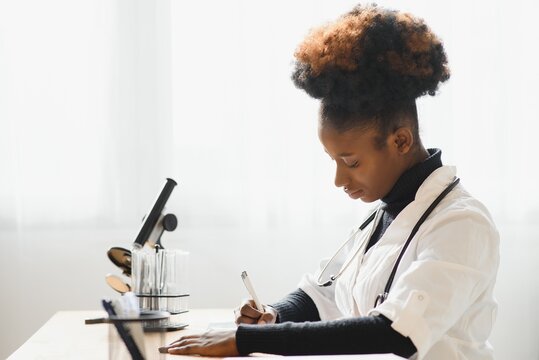 Medical doctor woman working at laboratory - copyspace