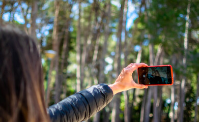 Jóvenes hermanas gemelas haciéndose un selfie con el teléfono movil. 