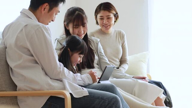 タブレットPCを見る日本人家族